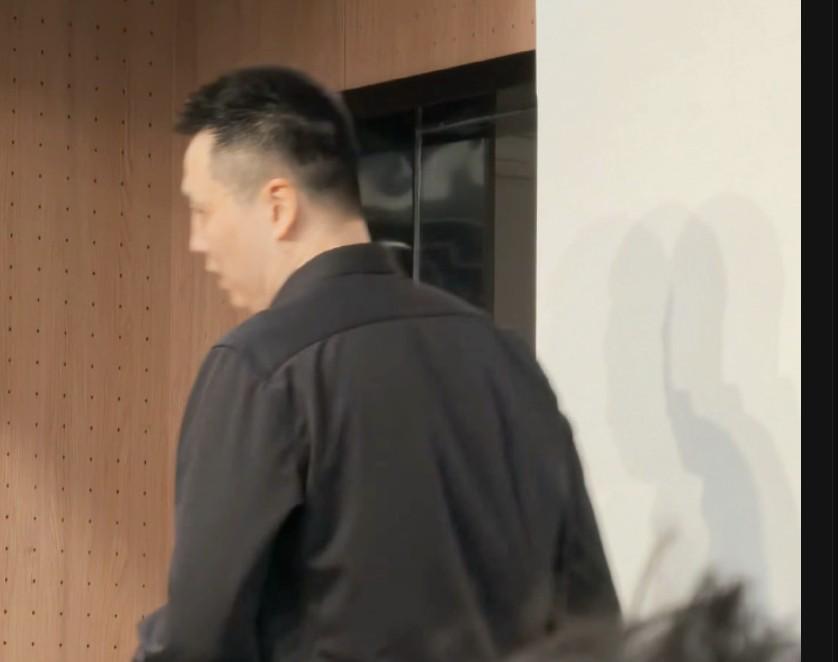中超-G5赛后采访有媒体让卢伟点评裁判判罚，后者直接起身离场
